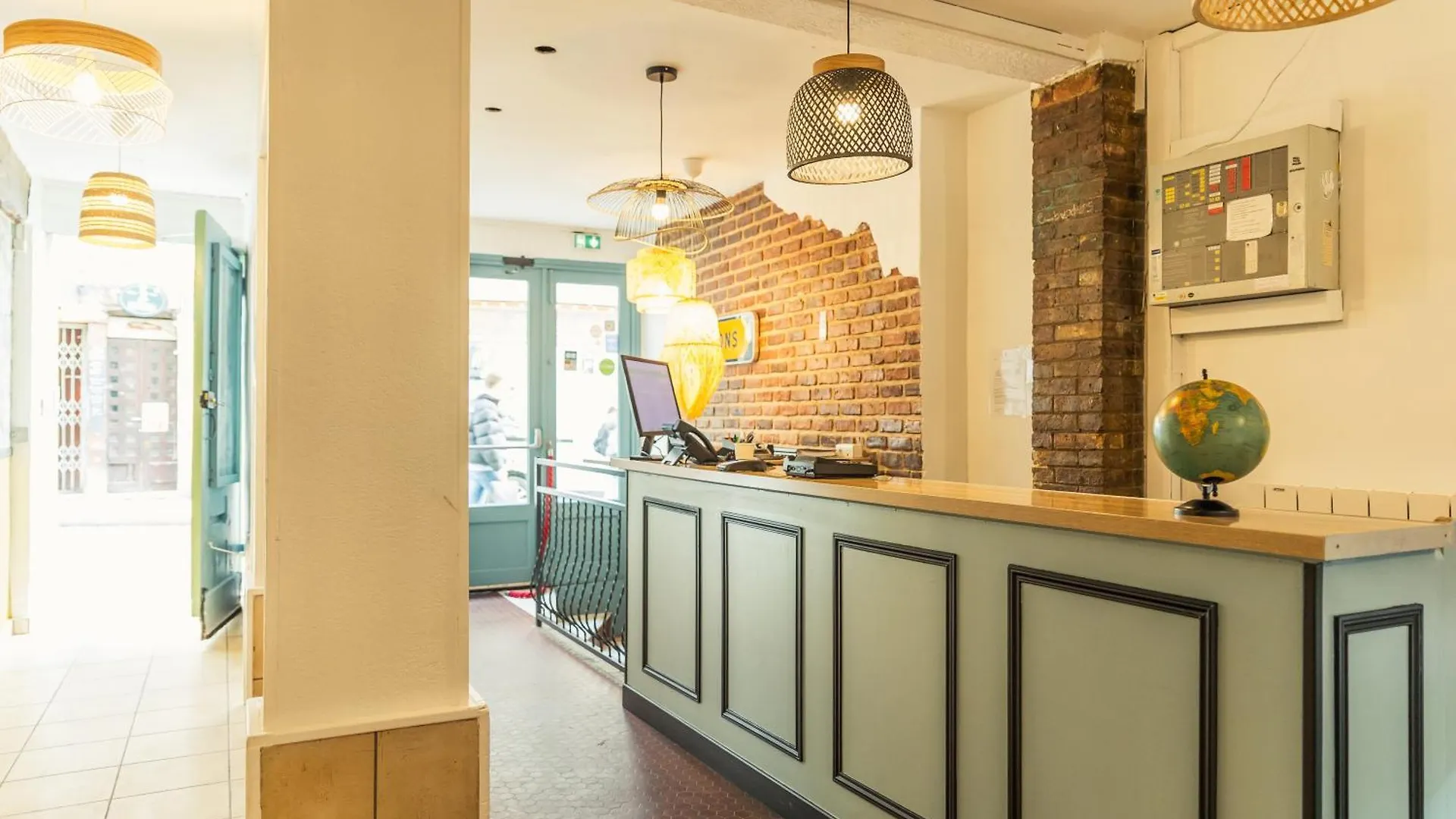 Young And Happy Latin Quarter By Hiphophostels Hostel *