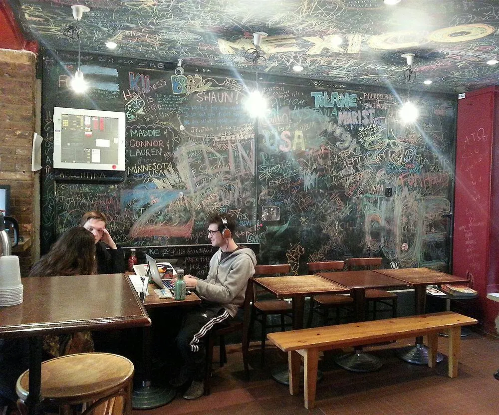 Young And Happy Latin Quarter By Hiphophostels Ostello